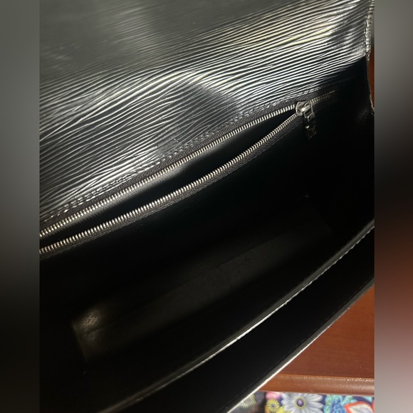 🔥 💯 Authentic Louis Vuitton Epi Pouchette🔥 - Picture 6 of 8